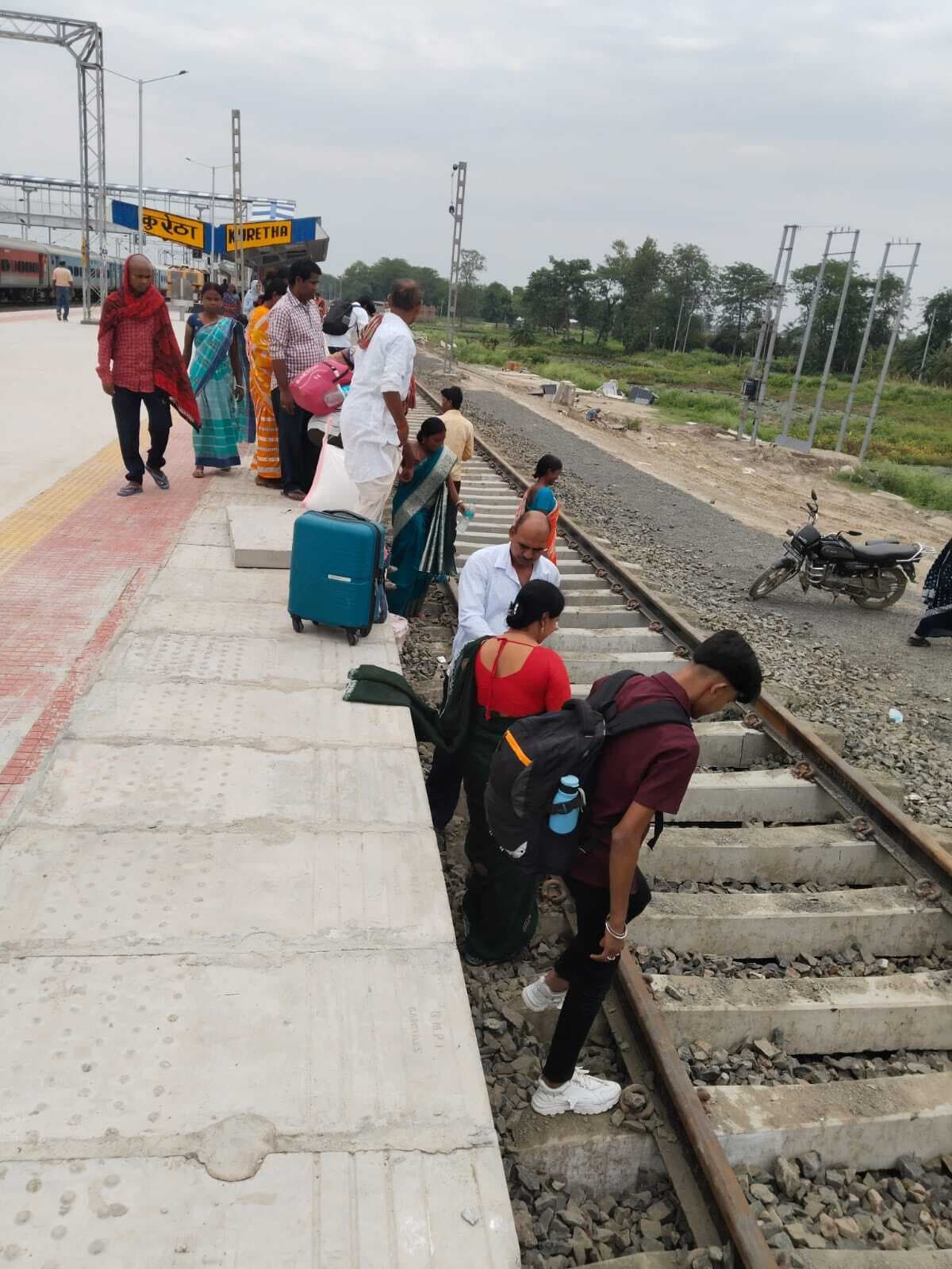 प्रभात इंपैक्ट: कुरेठा स्टेशन पर बांस की सीढ़ी हटाई गयी