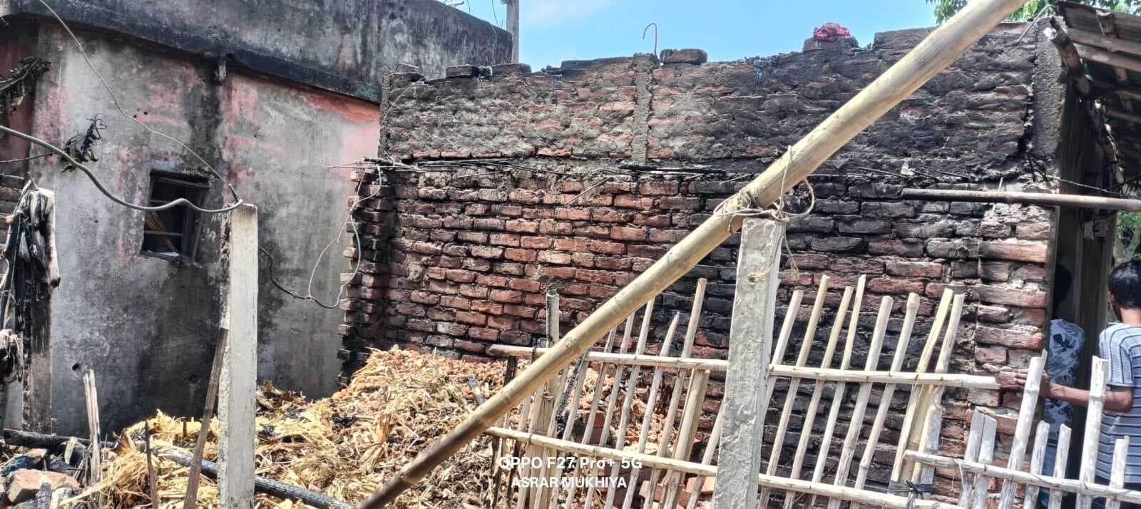 मौलानापुर में आग लगने  से एक परिवार का घर जला