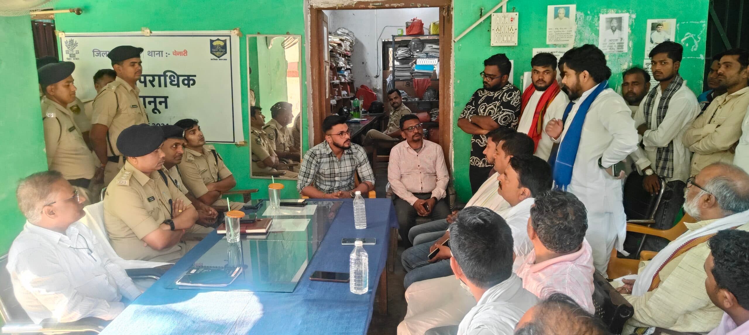 सड़क हादसे में मृत युवक के परिजन और घायलों को उचित मुआवजा देने की मांग