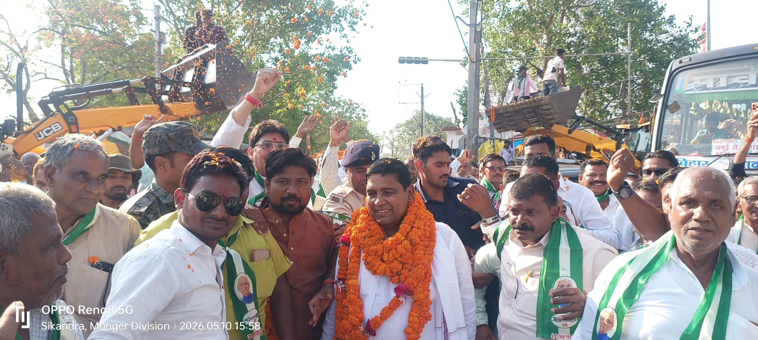 मंत्री बनने के बाद पहली बार सिकंदरा पहुंचे दामोदर रावत का हुआ भव्य स्वागत, बुलडोजर से बरसाया गया फूल