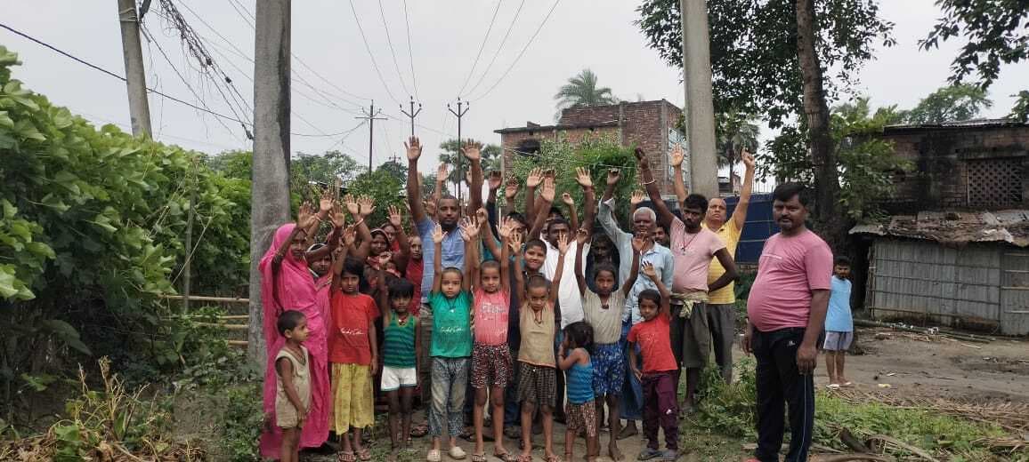 नप क्षेत्र के मोहल्ले में कच्ची सड़क से आवाजाही करते हैं लोग,  आक्रोश