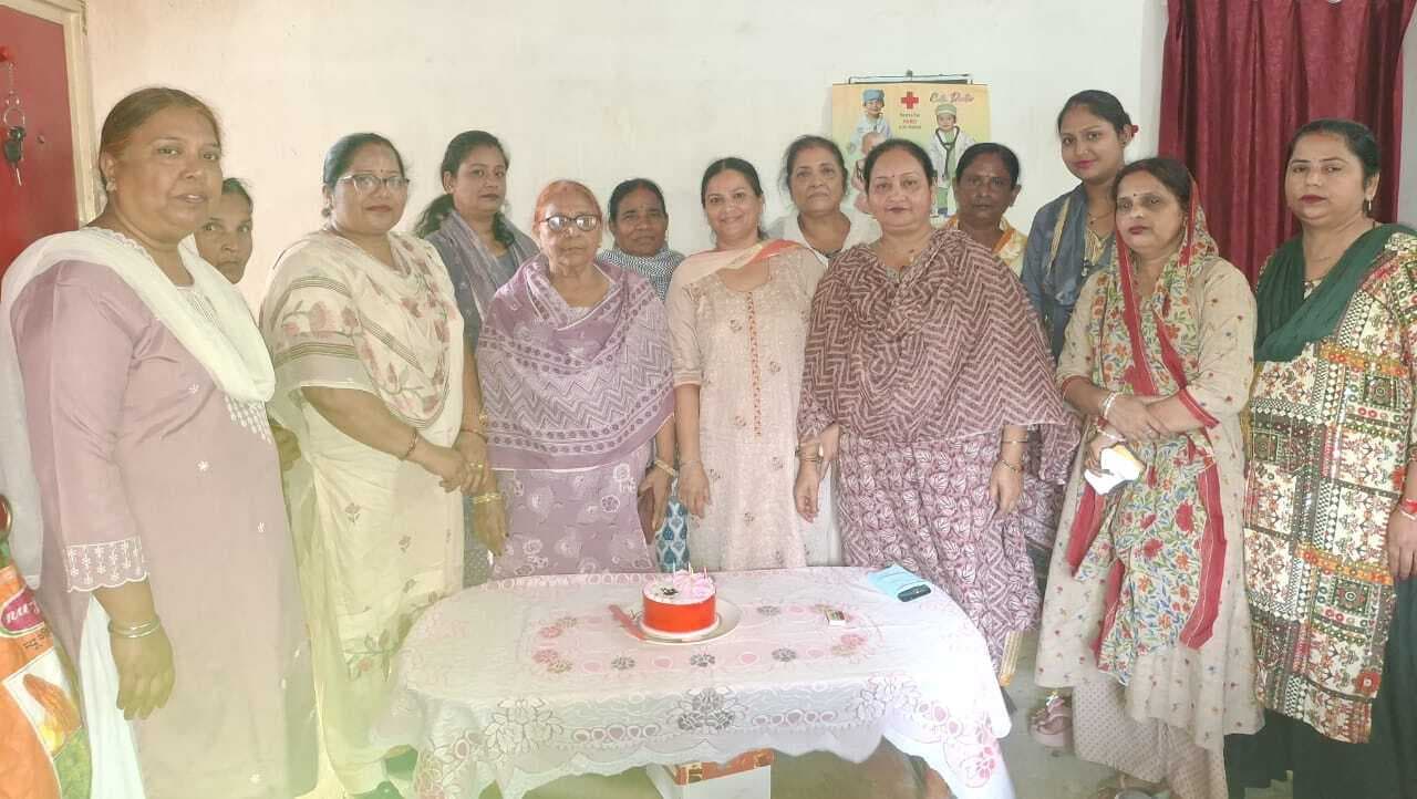 मदर्स डे पर स्त्री सतसंग की महिलाओं को सम्मानित किया