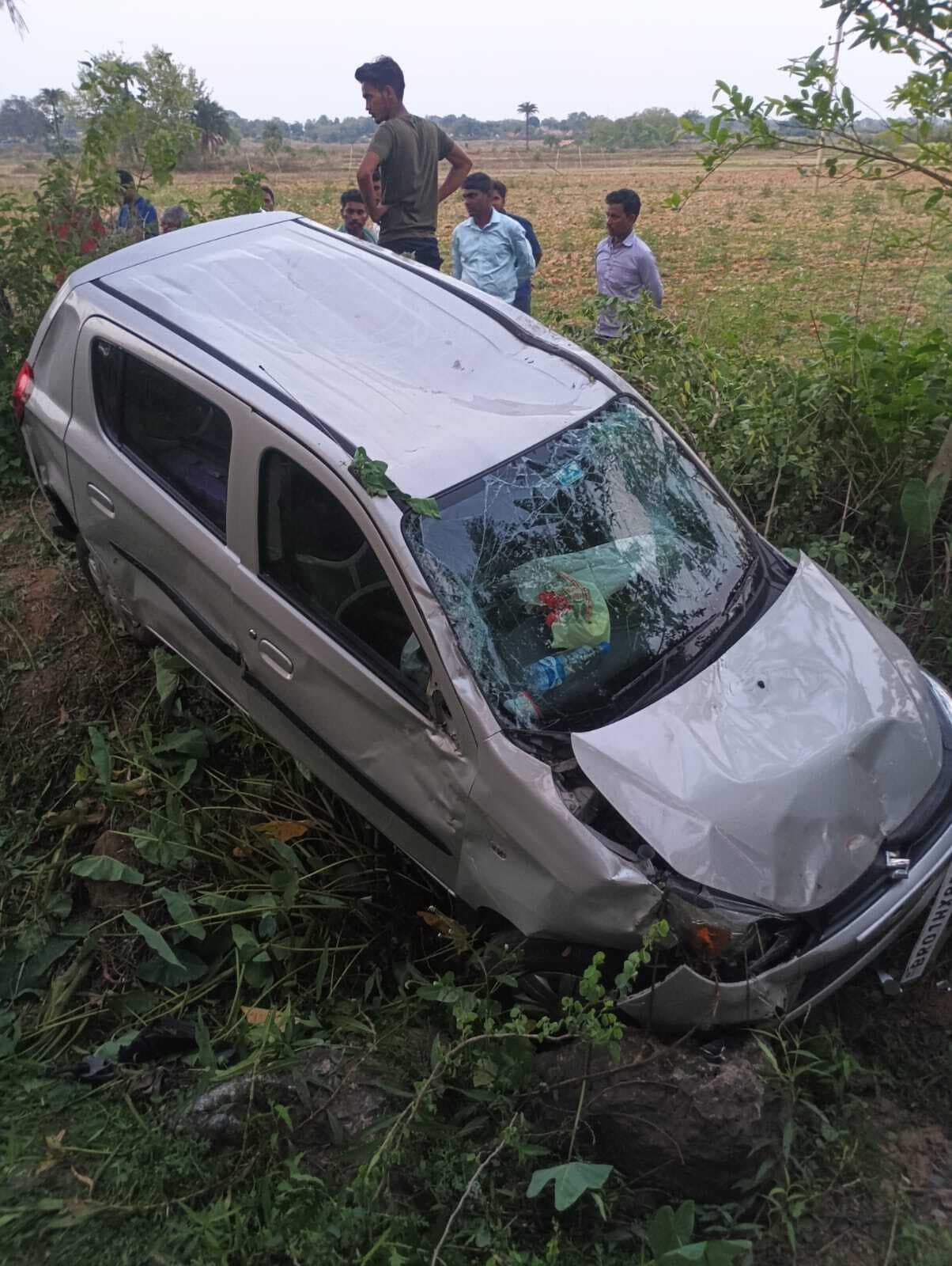 सारवां:  मनीगढ़ी स्कूल मोड़ पर 10 फीट नीचे खेत में जा गिरी कार