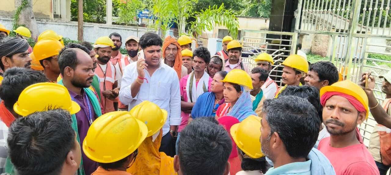 कई महीनों से वेतन नहीं मिलने पर सफाईकर्मी ने प्रमुख प्रतिनिधि का किया घेराव