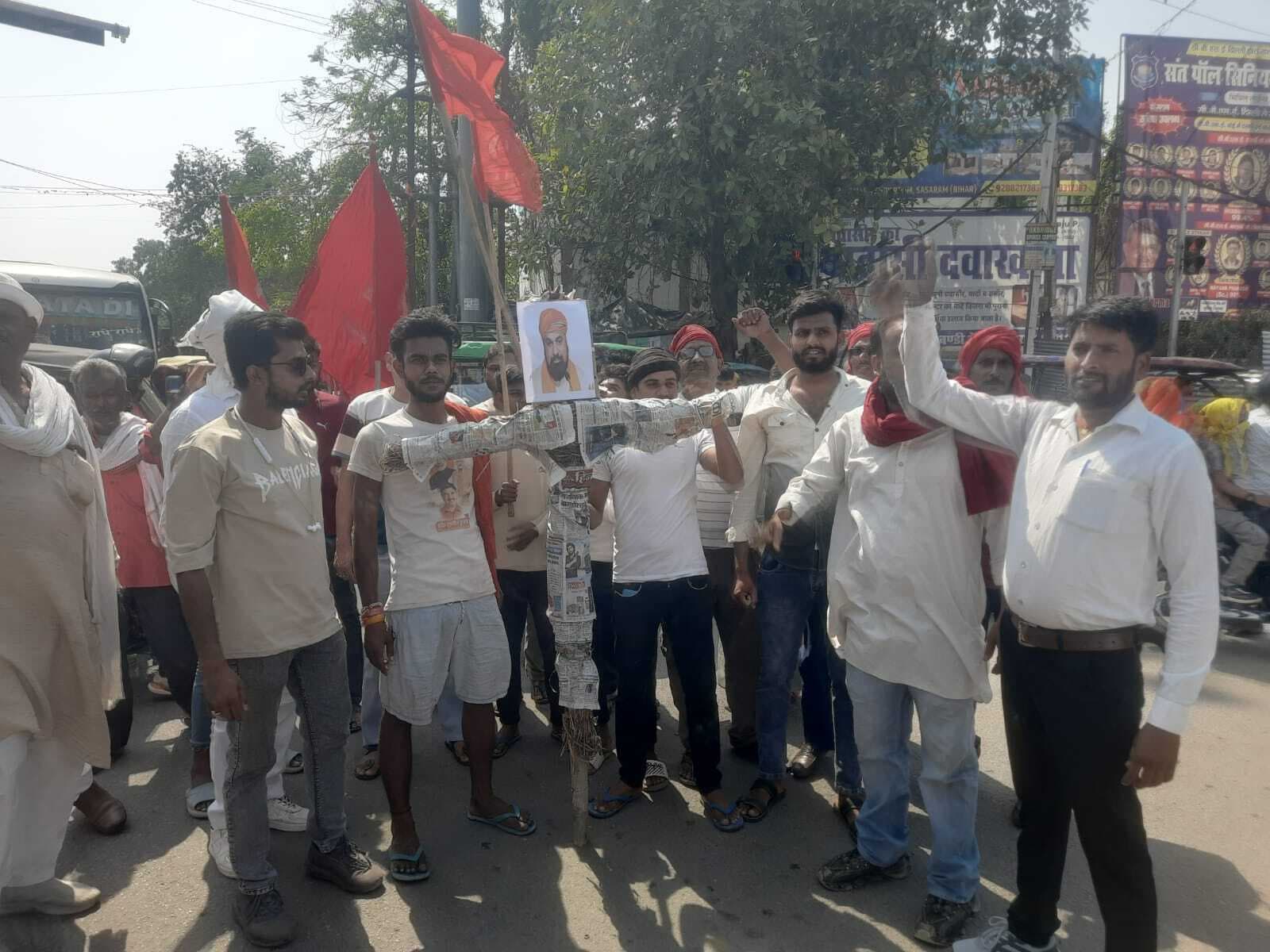 पटना में छात्र-छात्राओं पर लाठीचार्ज के विरोध में मुख्यमंत्री का पुतला दहन