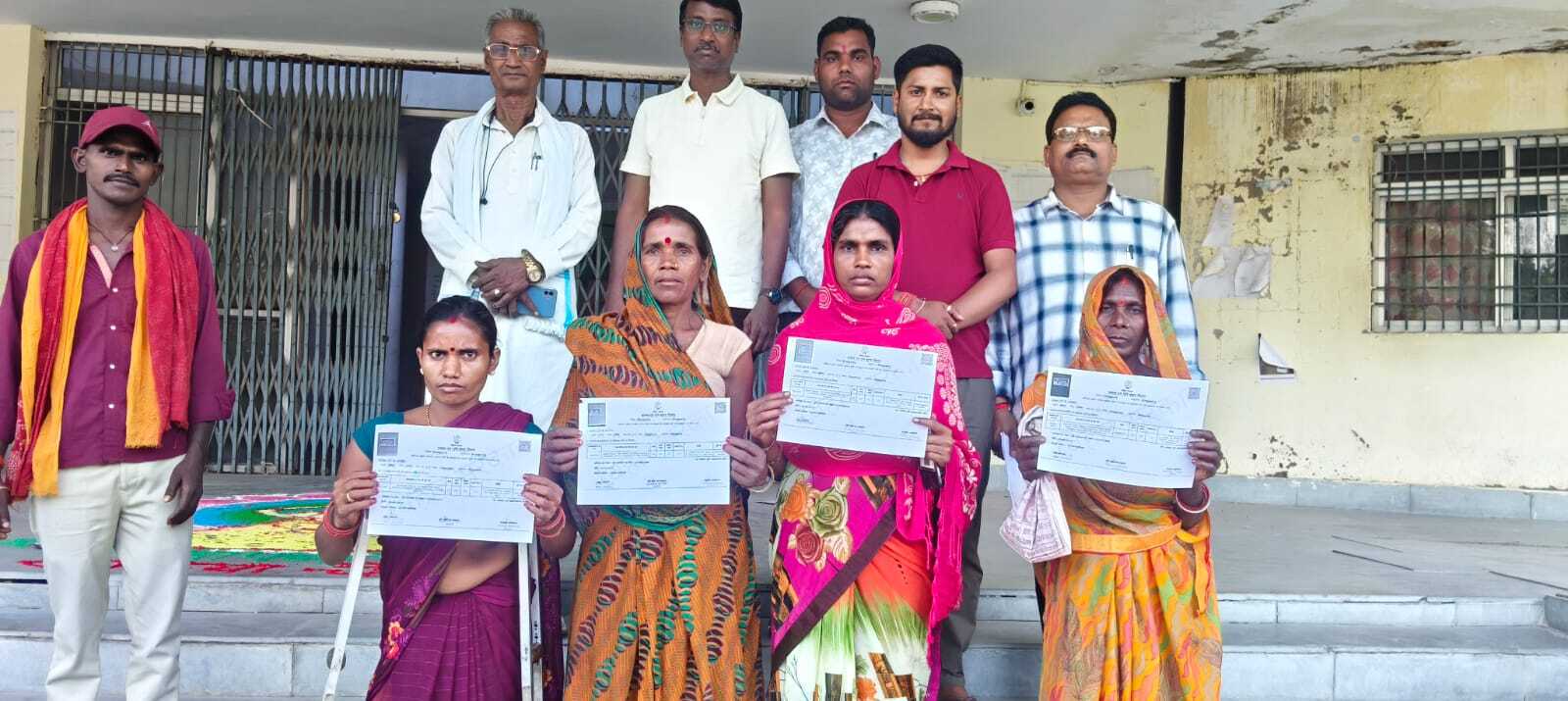 चार भूमिहीन परिवारों के बीच किया गया पर्चा वितरण