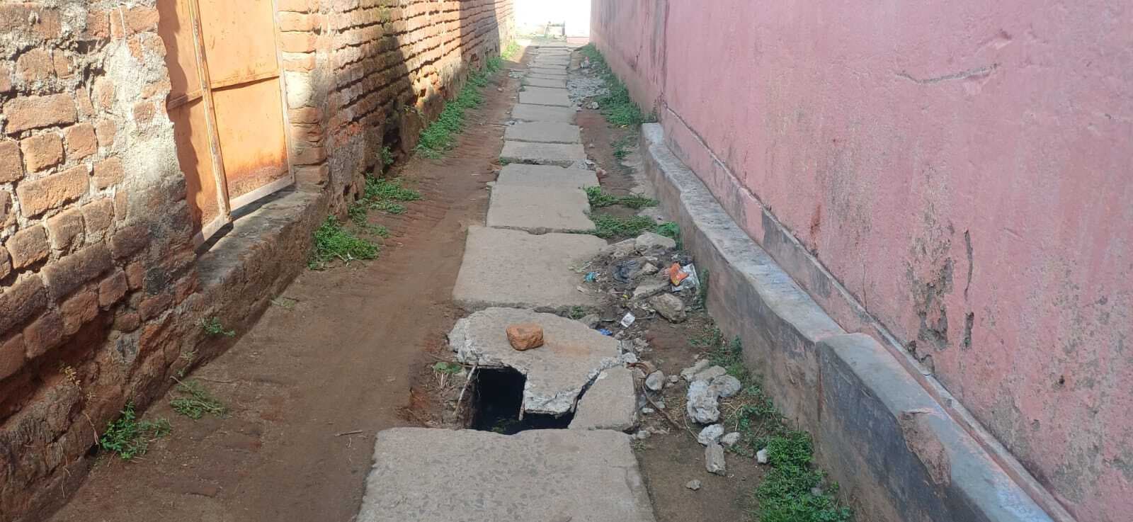 नाले का टूटा ढक्कन बना हादसों का कारण, लोगों में नगर प्रशासन के खिलाफ बढ़ा आक्रोश