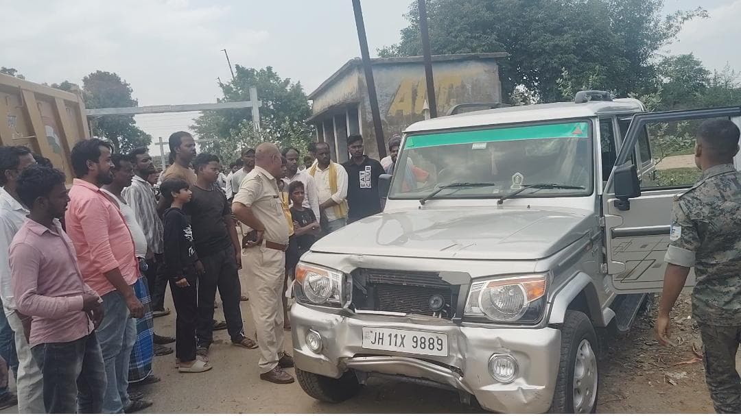 तेज रफ्तार बोलेरो ने बाइक सवार को मारी टक्कर, बाइक सवार गंभीर