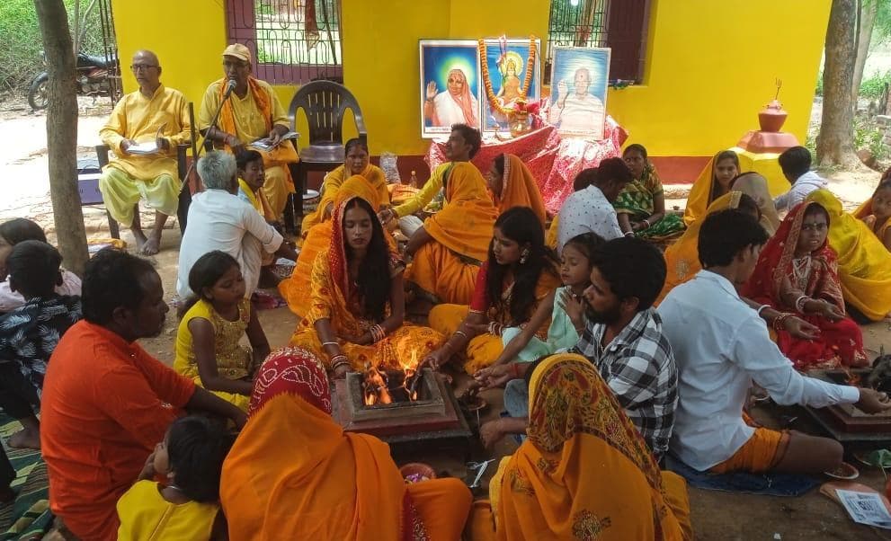 गायत्री यज्ञ से भक्तिमय हुआ माहौल, विद्यारंभ संस्कार ने खींचा ध्यान