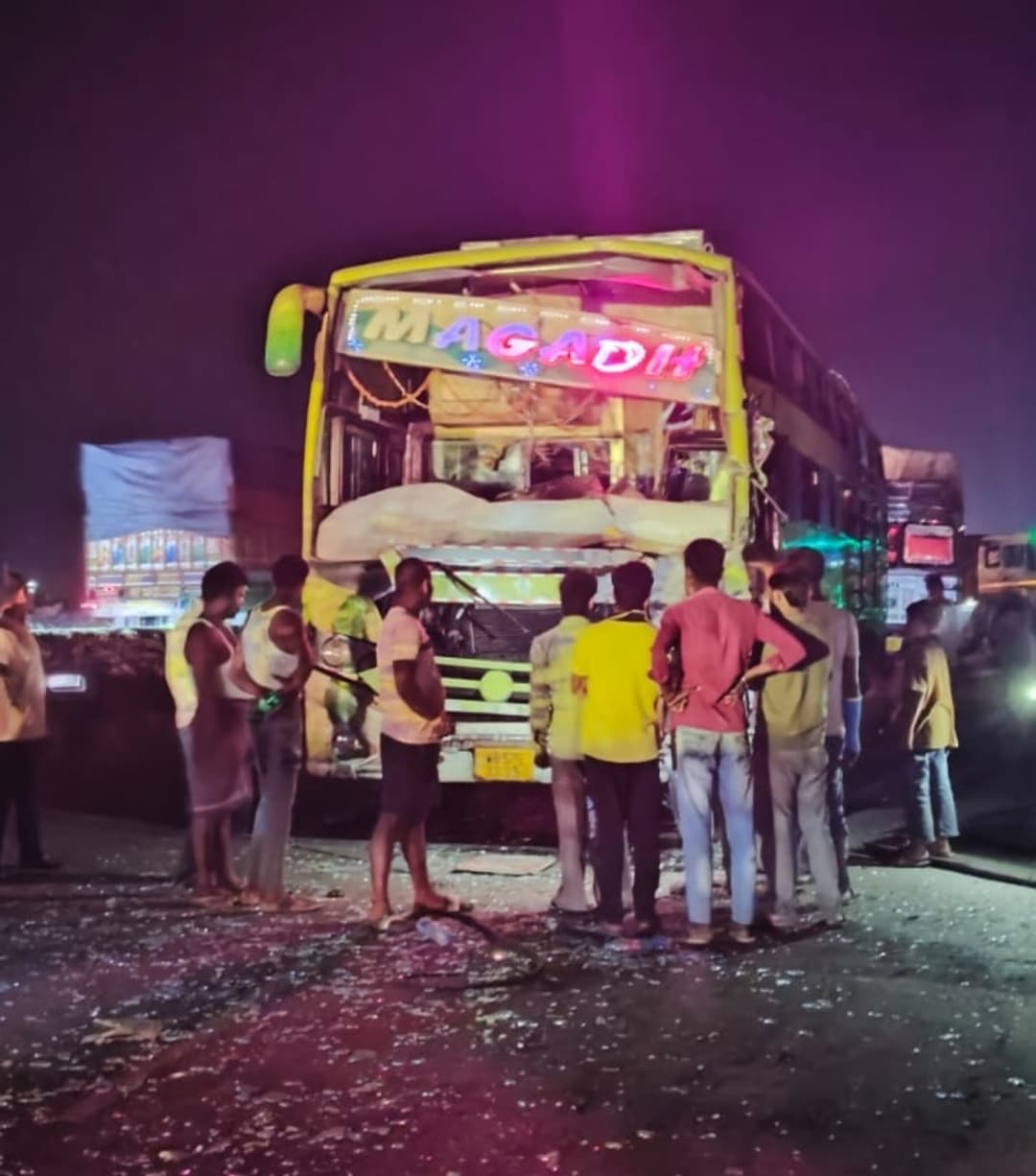 जीटी रोड पर राजा पुल के पास हादसा: पीरो से रांची जा रही बस ट्रक से टकराई, कई यात्री घायल