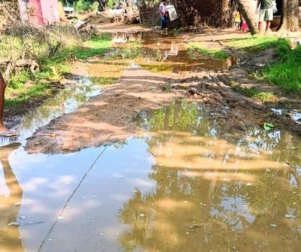 गंगटाकला यादव टोला की नारकीय सड़क से आवागमन में परेशानी