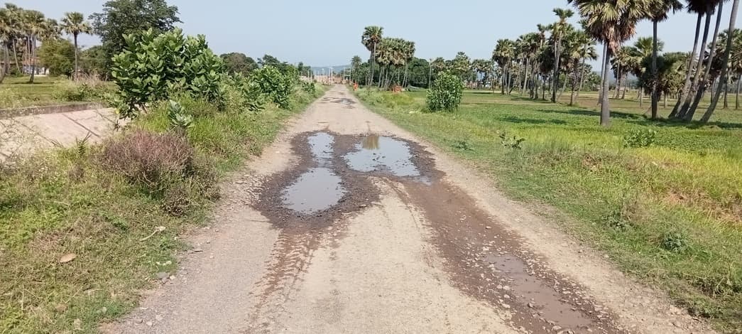 देवघर मुख्य मार्ग की सड़कों की दुर्दशा से ग्रामीण परेशान