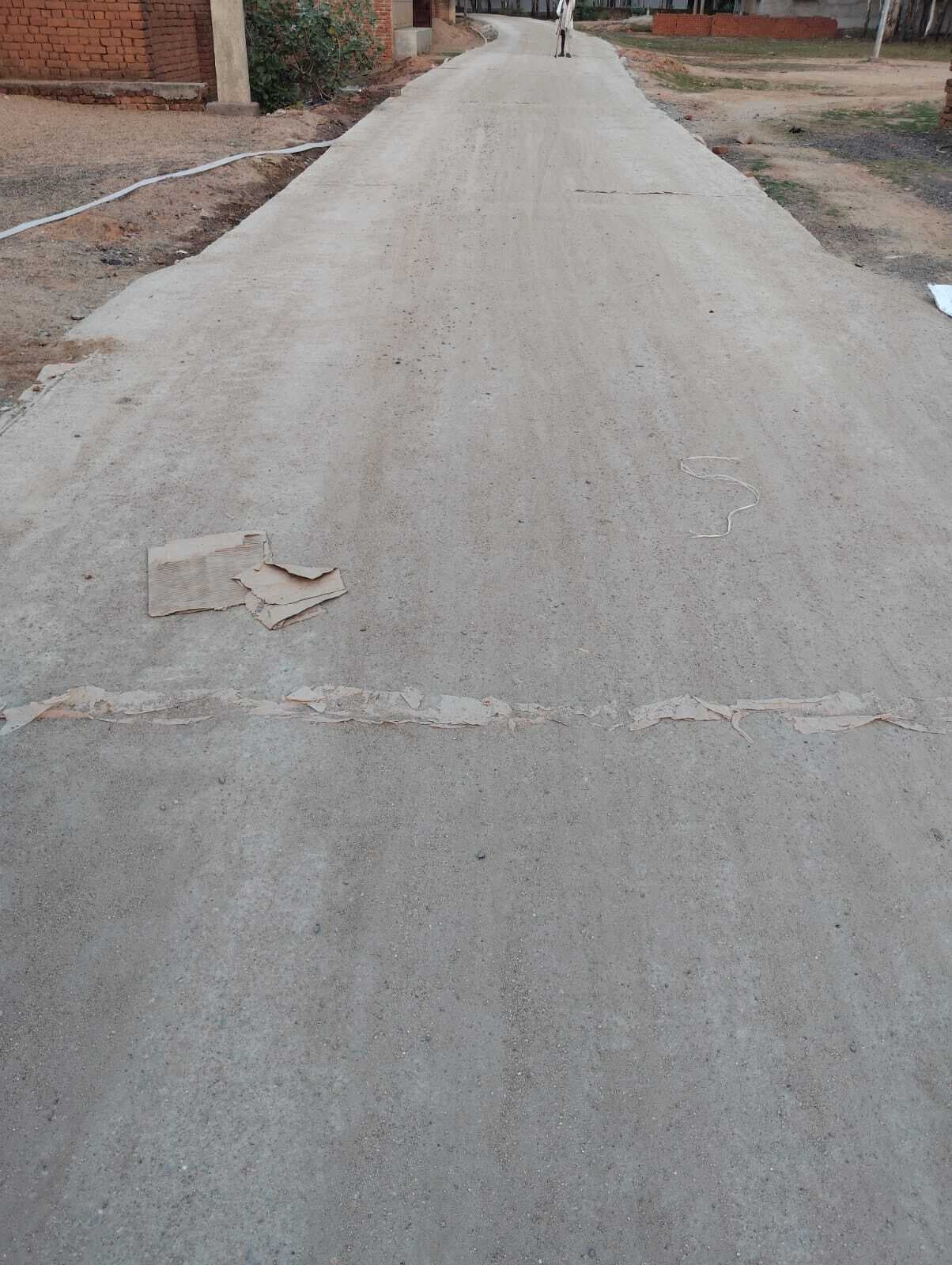 Giridih News :सड़क निर्माण में अनियमितता का आरोप, रोका काम