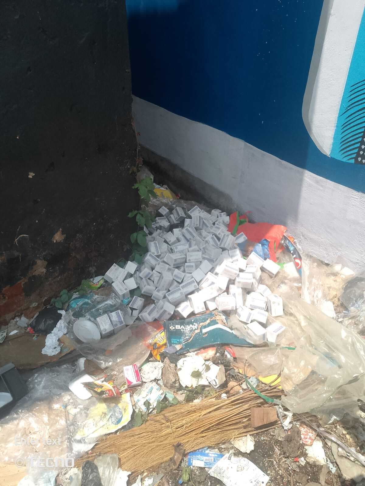 Giridih News :कचरे के ढेर में मिली हजारों रुपये की दवा