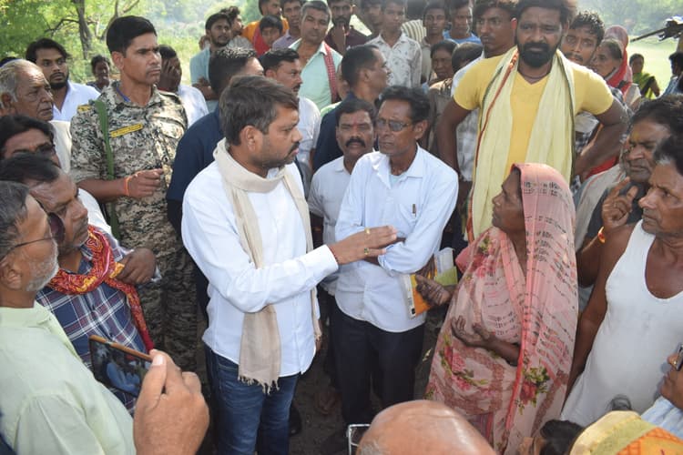 Dhanbad News: पुलिस ने तीन आरोपियों को हिरासत में लिया, लोगों ने ओपी में किया हंगामा
