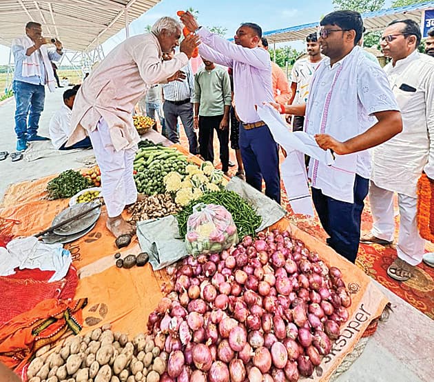 Gopalganj News : नाबार्ड ग्रामीण हाट का हुआ उद्घाटन, किसानों और दुकानदारों की चमकेगी किस्मत