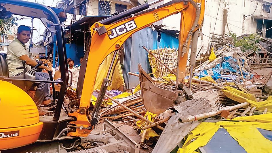 Gopalganj News : न्यायमूर्ति की सख्ती के बाद मुख्तारखाने के अवैध कब्जे पर चला प्रशासन का बुलडोजर