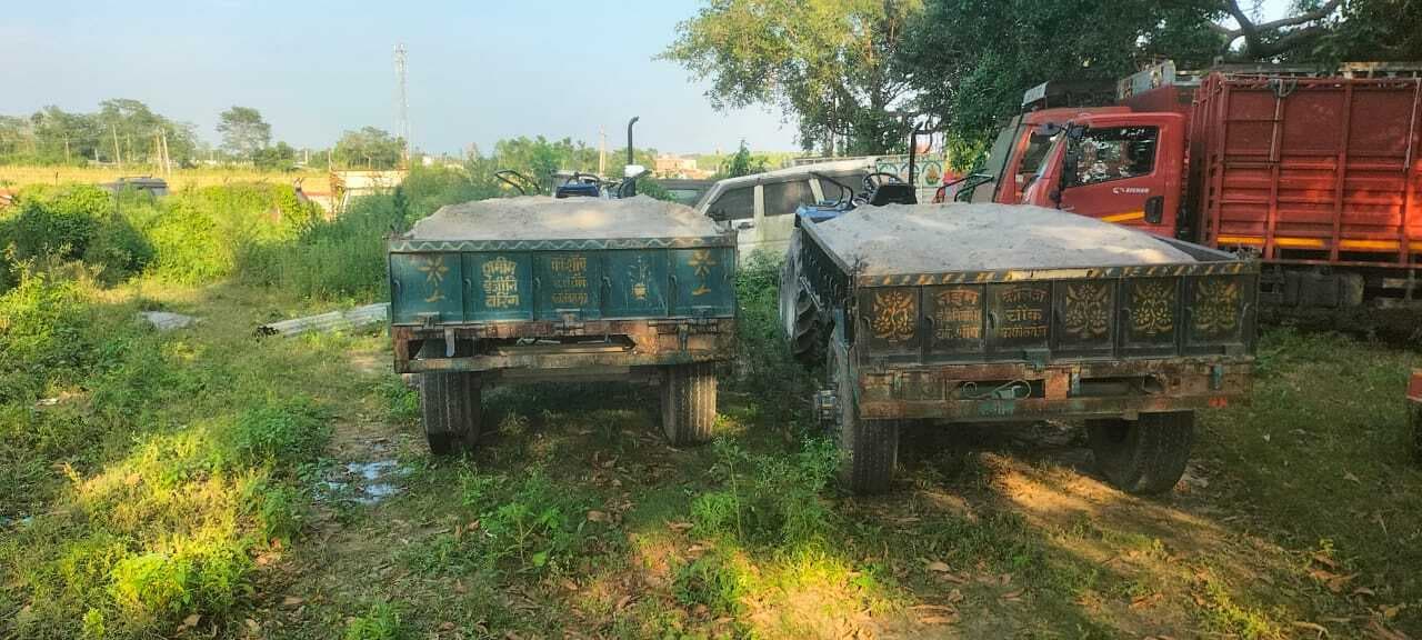 ARARIA : पुलिस ने बालू लोड दो ट्रैक्टरों को किया जब्त
