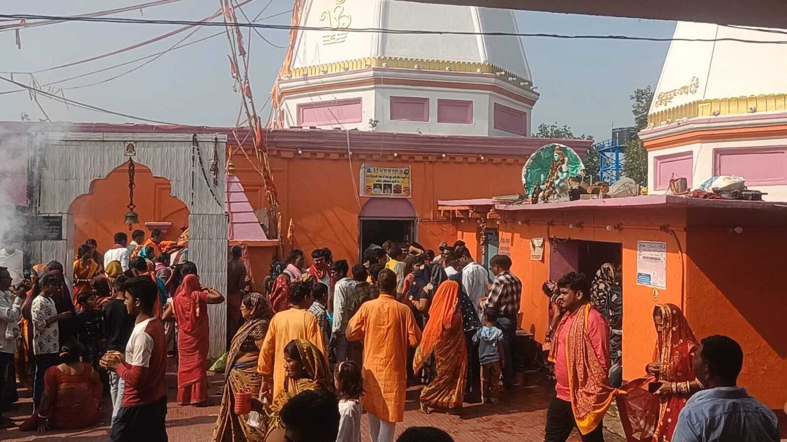 BANKA : सोमवार को धनकुंड नाथ शिव मंदिर में पूजा-अर्चना करने के लिए उमड़ी भीड़