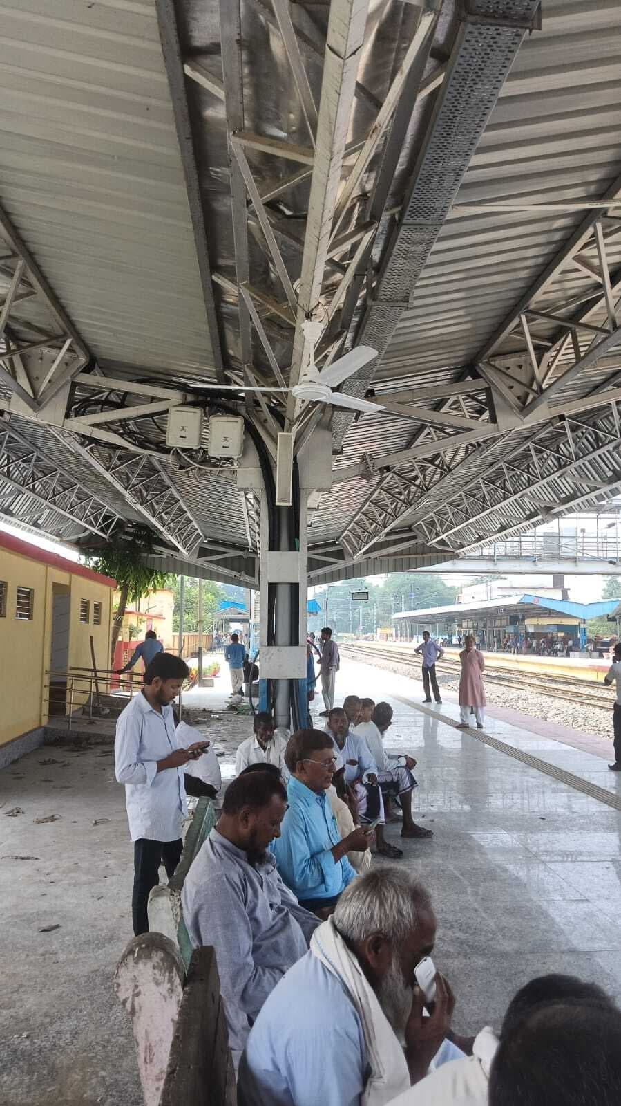 KISHANGANJ : एक तो प्लेटफॉर्म पर पंखे कम, जो लगे हैं वह भी बंद