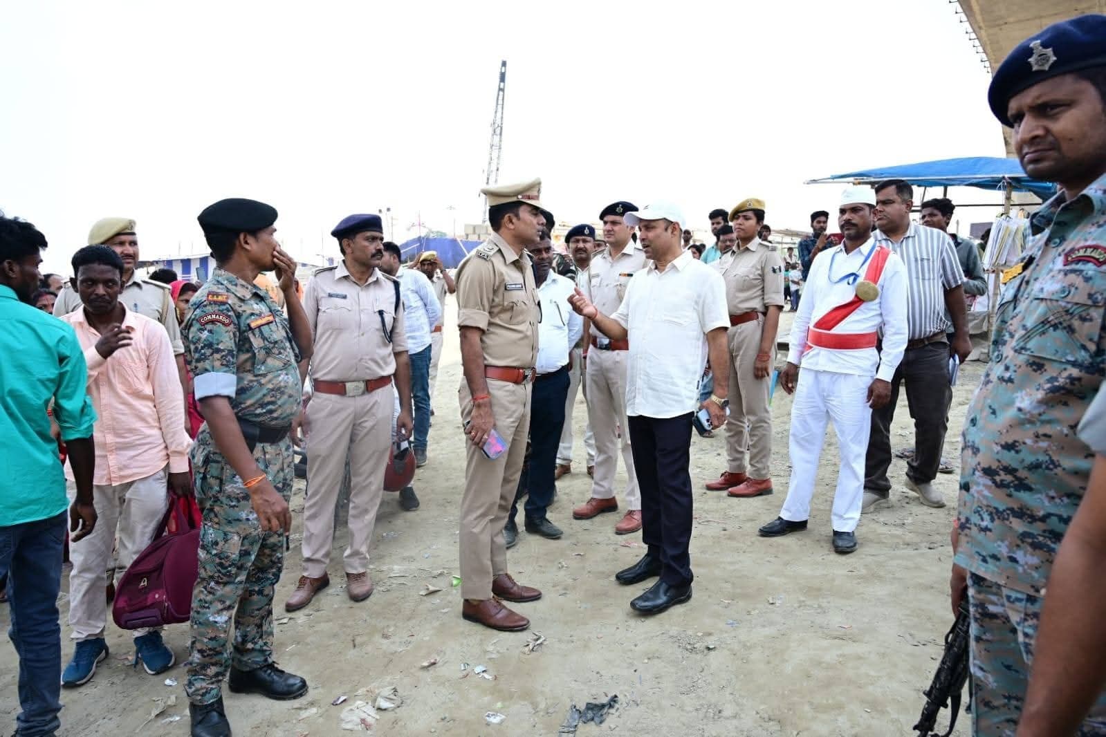 BHAGALPUR : बरारी घाट पर नाव व जेटी परिचालन व्यवस्था का डीएम-एसएसपी ने किया निरीक्षण
