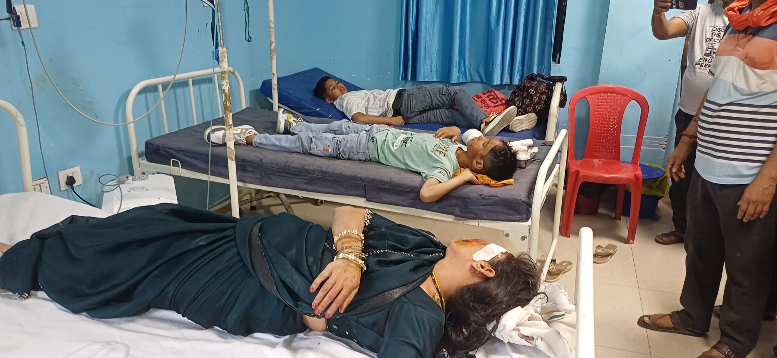 इ-रिक्शा पलटने से एक ही परिवार के चार लोग घायल