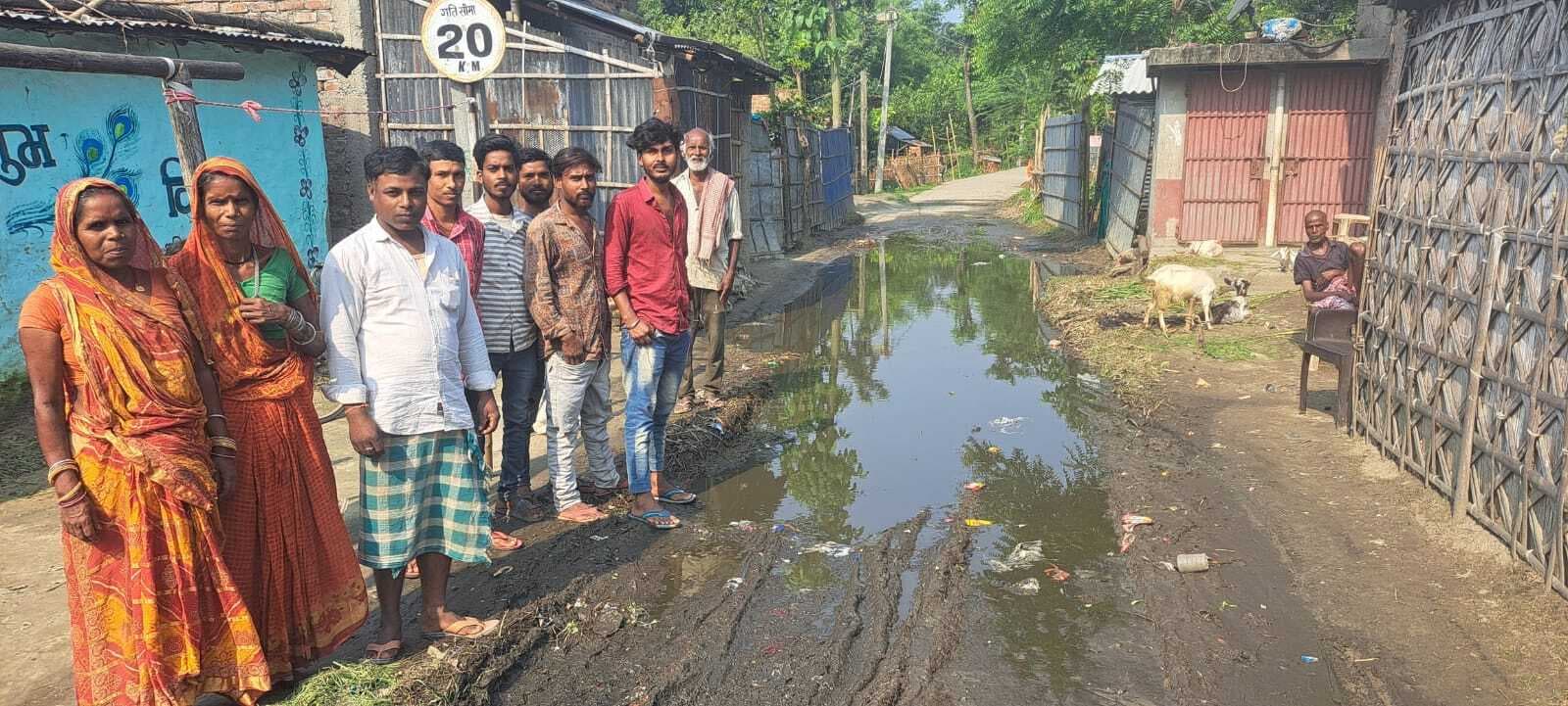 SUPAUL : आठ वर्ष पूर्व बनी पक्की सडक, जलजमाव व कीचड़ से लोग परेशान
