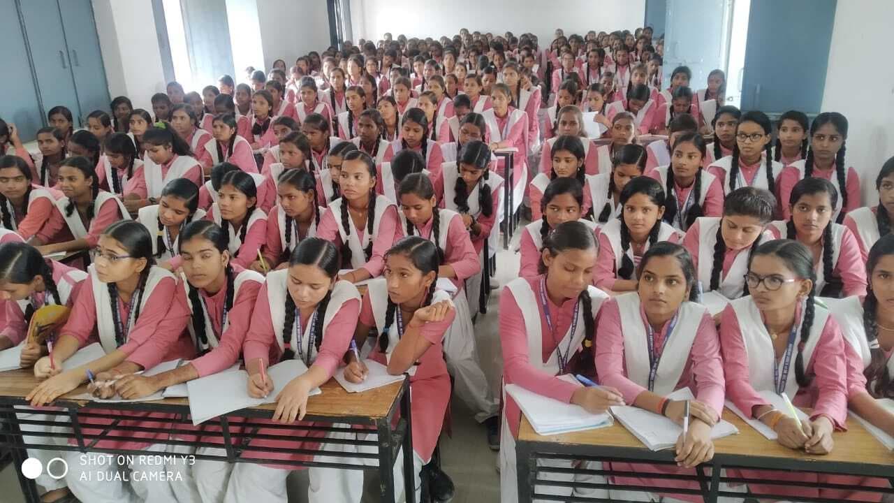 रामगढ़ पीएम श्री विद्यालय में शिक्षकों और कक्षाओं की भारी कमी, पढ़ाई प्रभावित