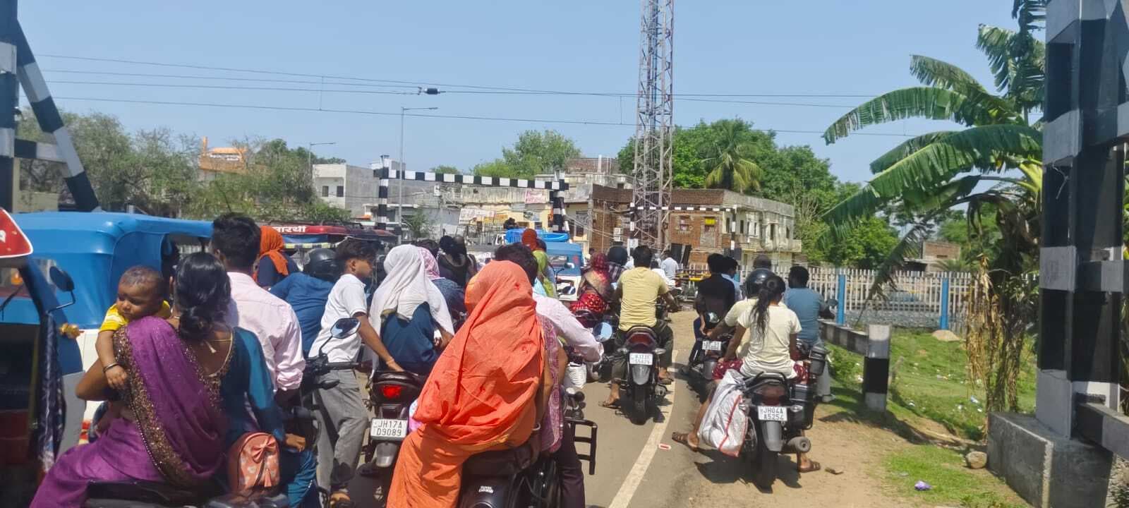 BANKA : रेलवे फाटक बना लोगों की परेशानी का सबब, ओवरब्रिज निर्माण की उठी मांग