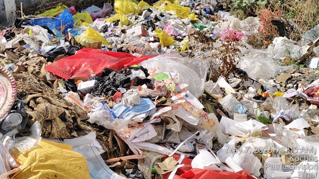 कोचस सीएचसी बांट रहा बीमारी, फैली है गंदगी, जिम्मेदार बेफिक्र