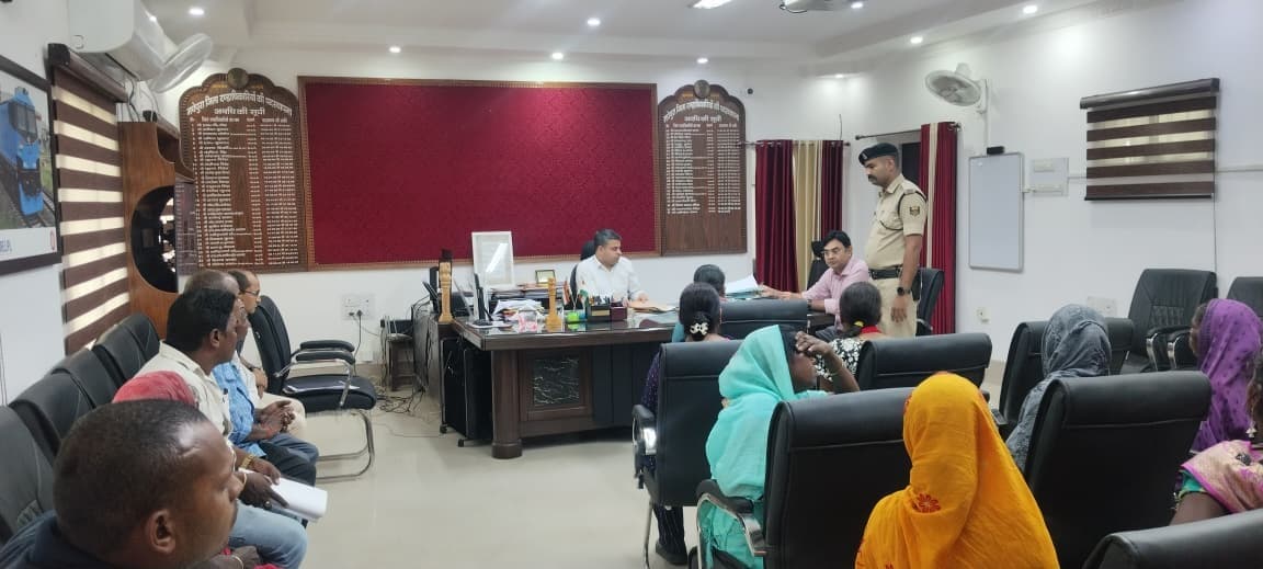 जनसुनवाई में आये 52 आवेदन