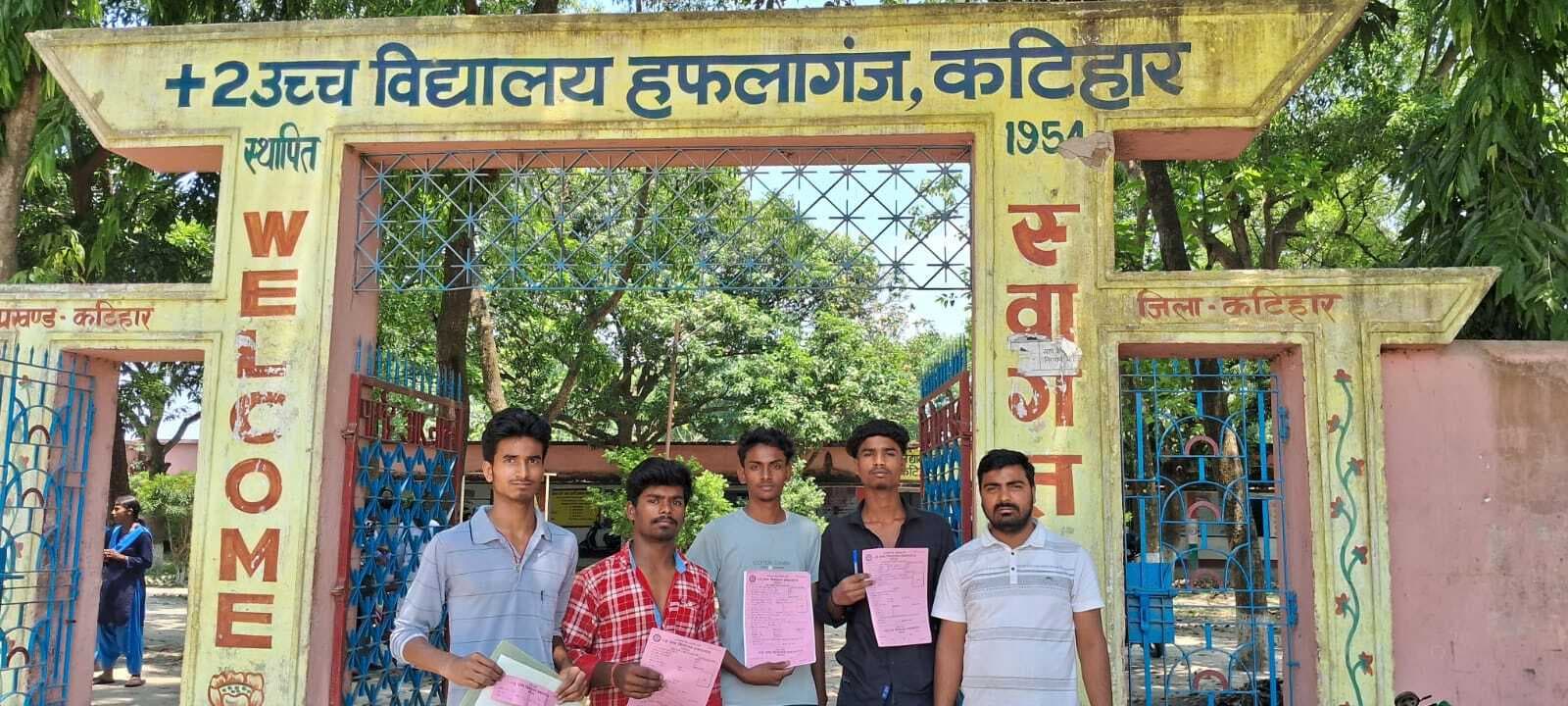 इंटर में नामांकन में अधिक राशि लेने व रसीद नहीं देने का आरोप