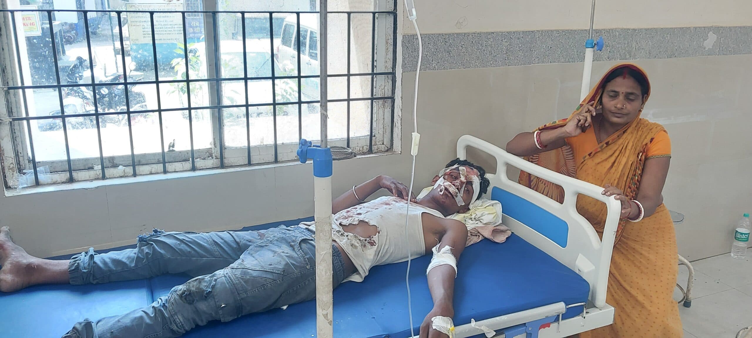 बच्चे को बचाने में पलटा ऑटो, किशोर गंभीर रूप से घायल