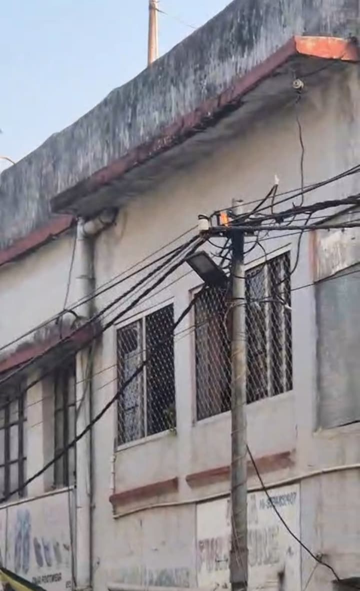 बाजार में बिजली के खंभे में लगी आग, अफरा-तफरी