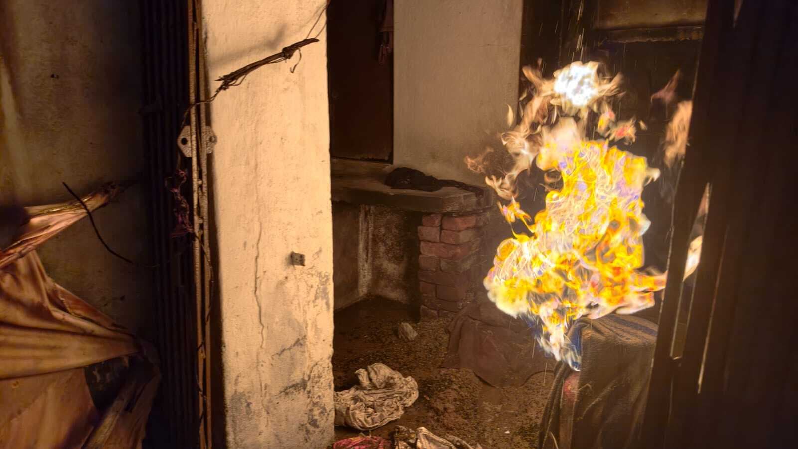 चाय बनाते समय सिलिंडर में लगी आग, घर के सामान जले