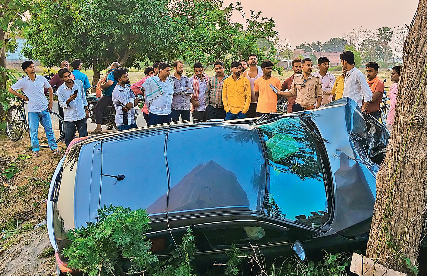 Gopalganj News : बाइक सवार को बचाने में अनियंत्रित होकर पुल के नीचे गिरी कार