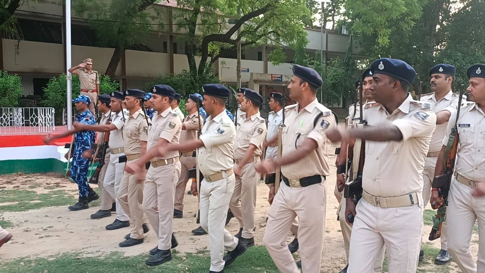 BHAGALPUR : साप्ताहिक परेड में एसएसपी ने जवानों की कार्यक्षमता का जायजा लिया