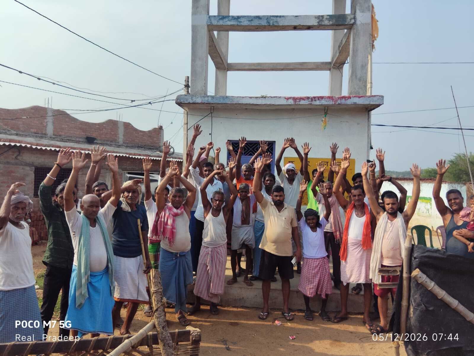 BANKA : पंजरपट्टा गांव में बिजली व पेयजल संकट के विरुद्ध ग्रामीणों ने किया प्रदर्शन