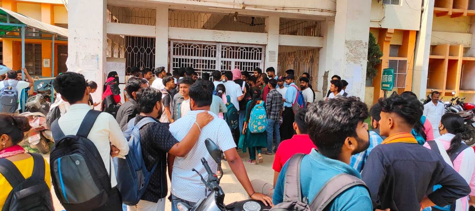 BHAGALPUR : टीएमबीयू के विद्यार्थियों को सेमेस्टर पांच की परीक्षा देने से रोकने पर बढ़ा आक्रोश