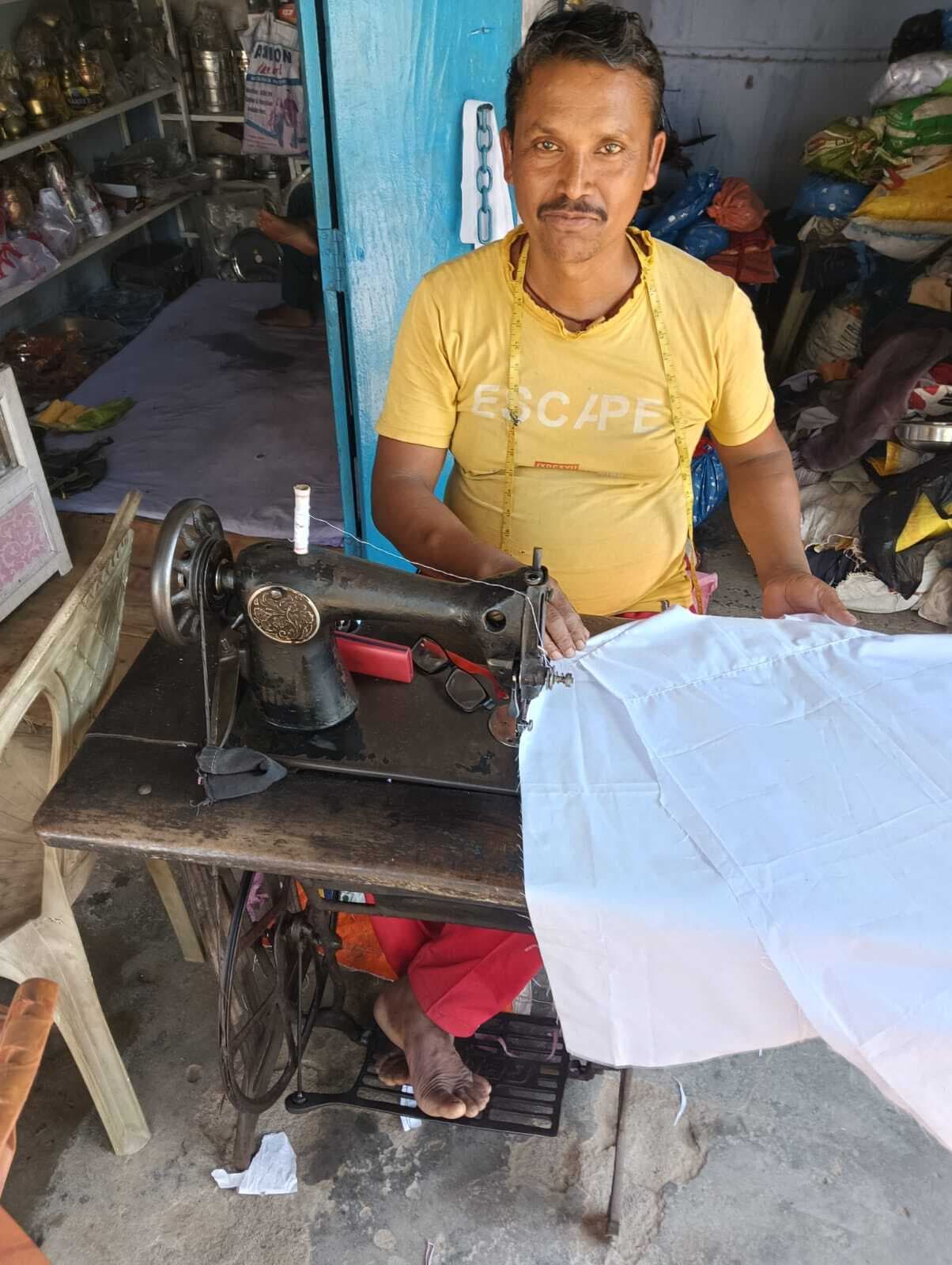 BANKA : रेडीमेड कपड़ों के बढ़ते चलन से धीमी पड़ी सिलाई मशीनें, दर्जियों पर संकट