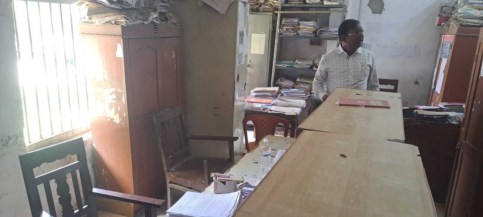 SUPAUL : अंचल कार्यालय में एक भी कर्मी न रहने से बीडीओ नाराज