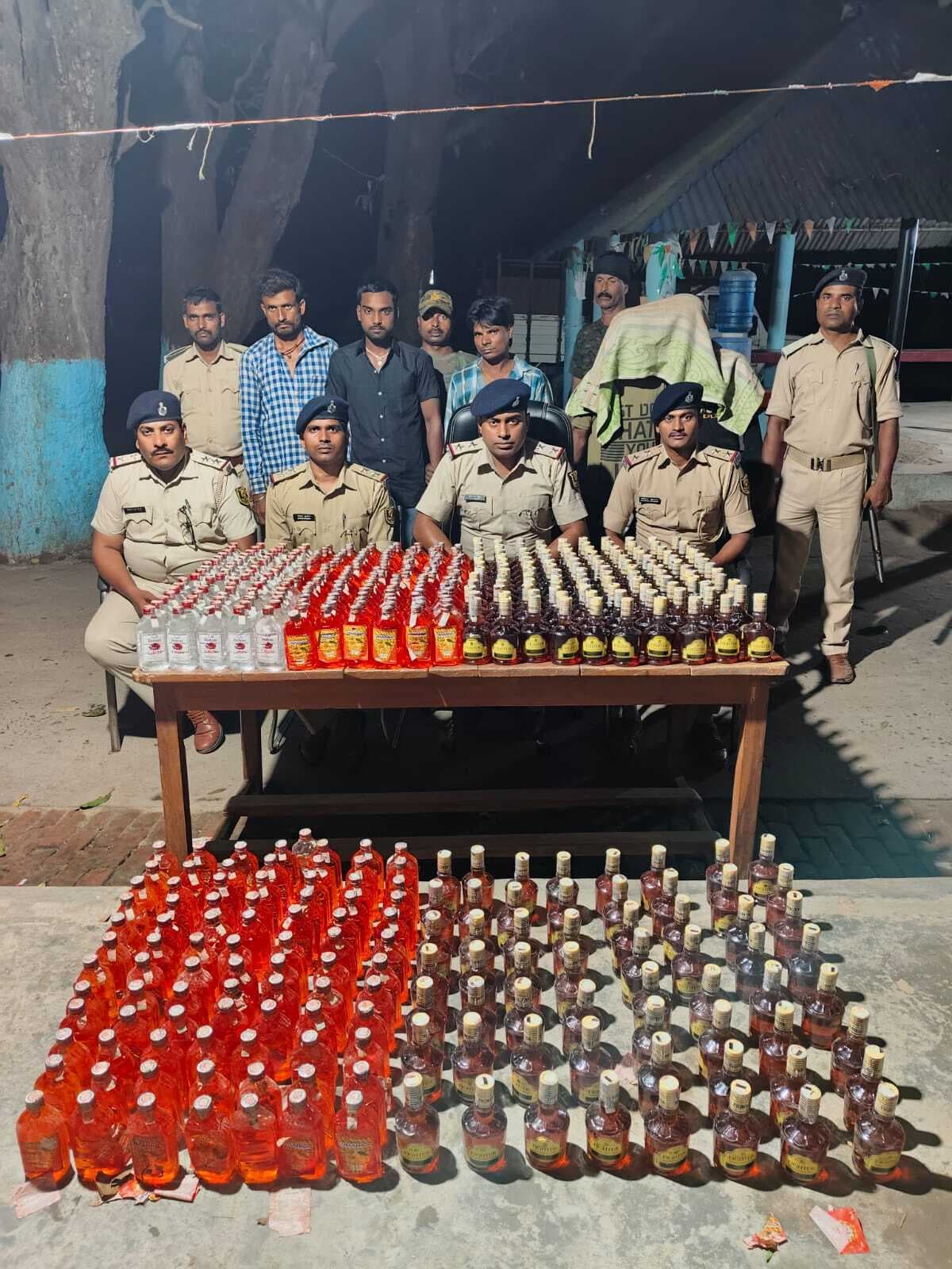 ARARIA : 464 बोतल नेपाली शराब के साथ पांच तस्कर गिरफ्तार