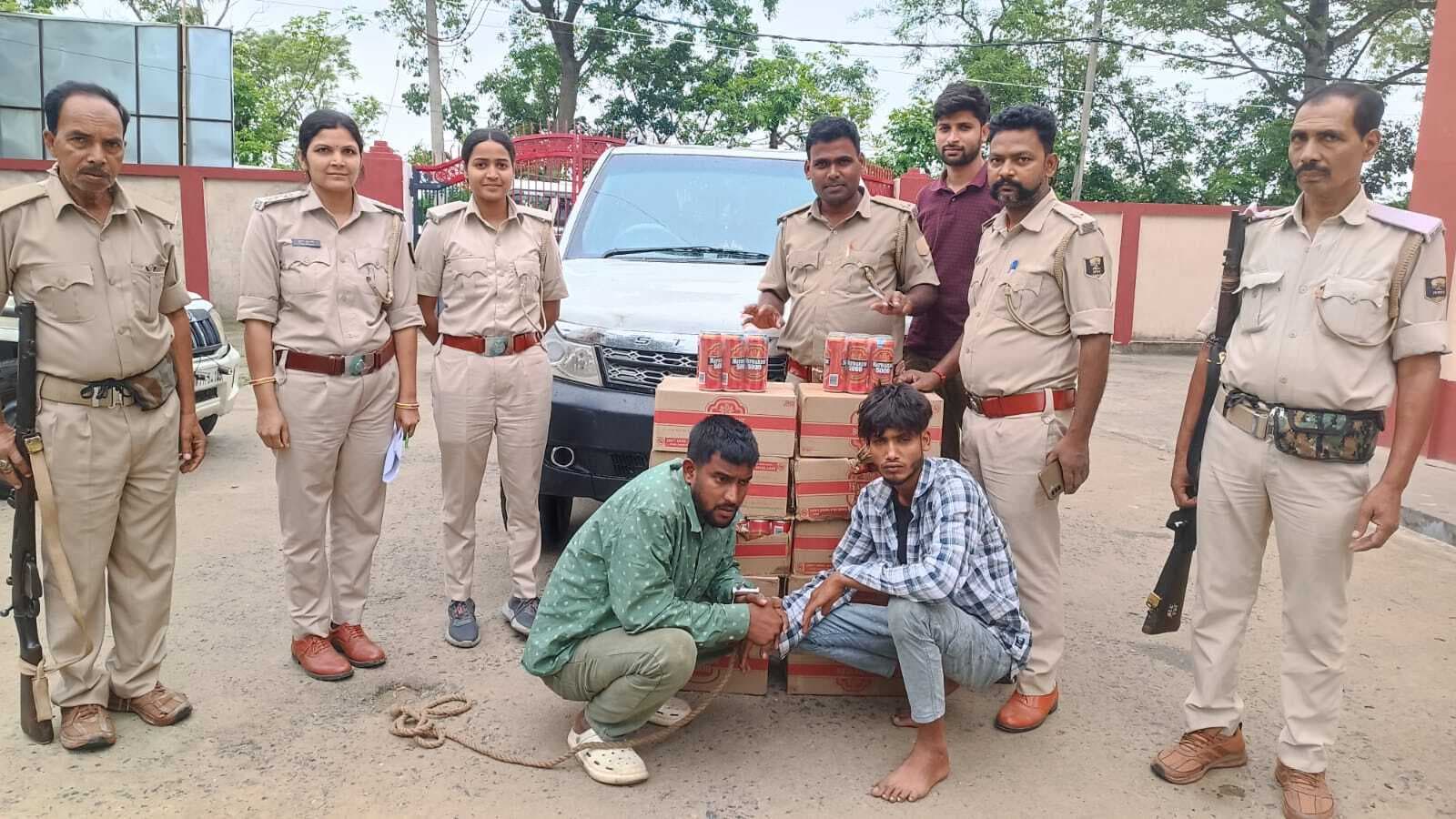 ARARIA : अररिया में शराब तस्करी नाकाम: सफारी से 126 लीटर बीयर बरामद, दो गिरफ्तार