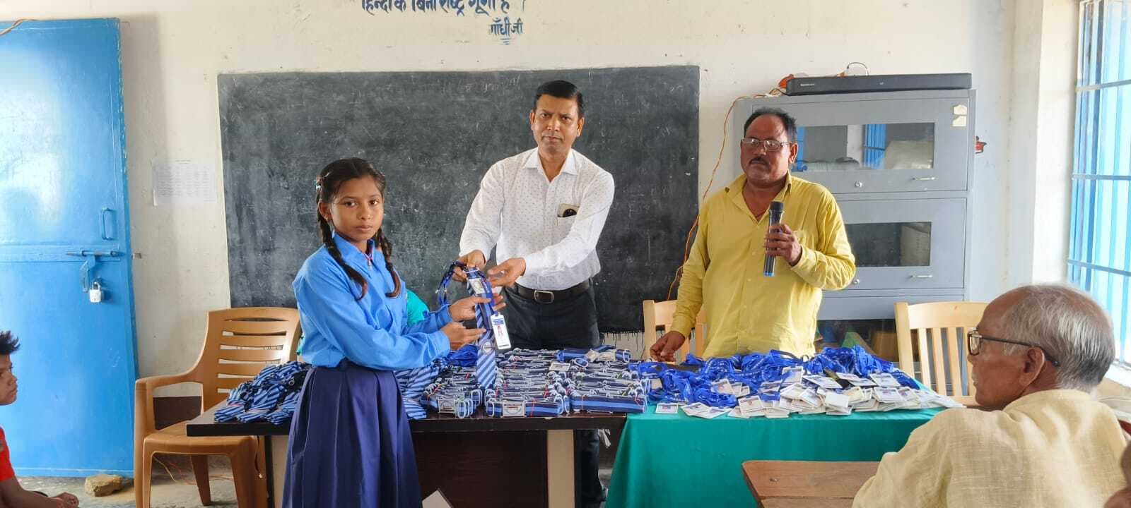 सरकारी विद्यालय में अनोखी पहल, प्रधानाध्यापक ने निजी खर्च से बांटे टाई-बेल्ट