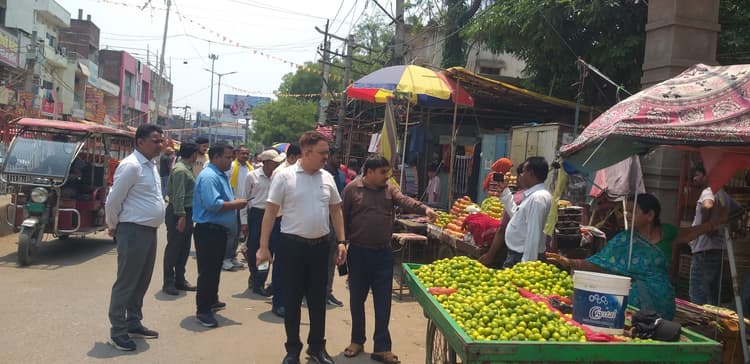 दर्जनों दुकानदारों पर वसूला जुर्माना, ठेला दुकानदारों में मची अफरातफरी