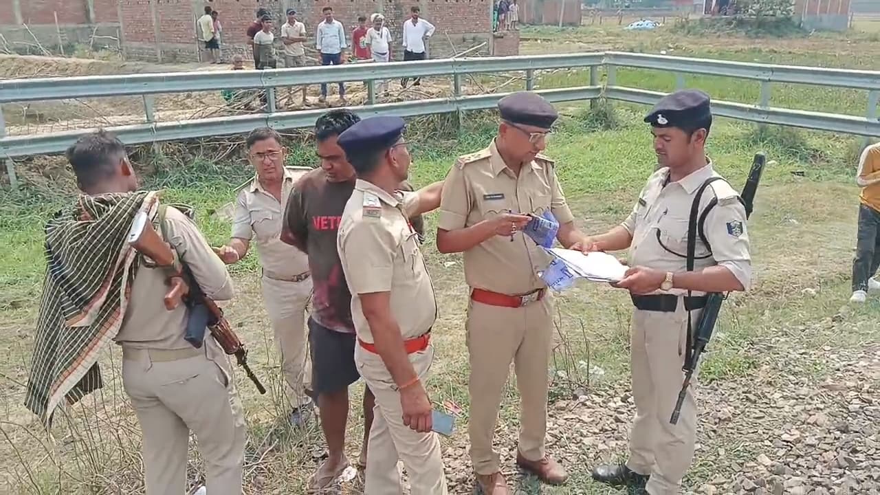 मानवता शर्मसार : रेलवे ट्रैक से शव ले जाने को नहीं मिला स्ट्रेचर, बांस के सहारे ले गयी पुलिस