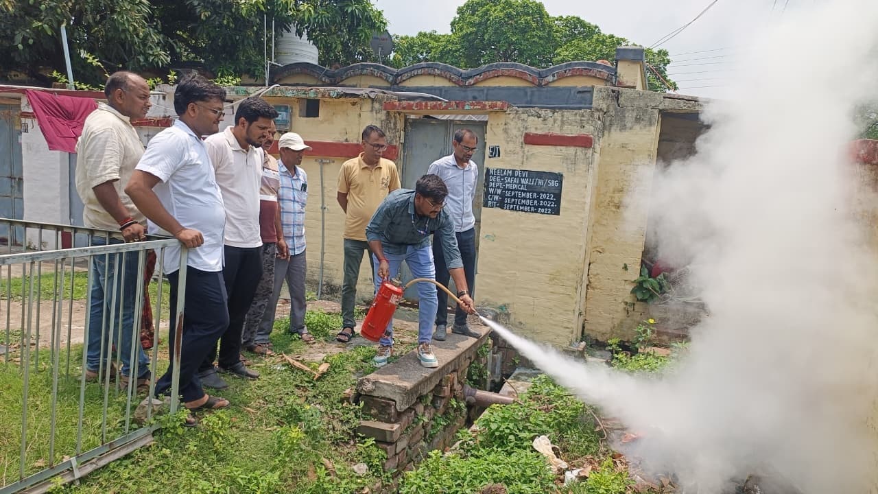 स्वास्थ्यकर्मियों को बताये गये आग से निबटने के उपाय