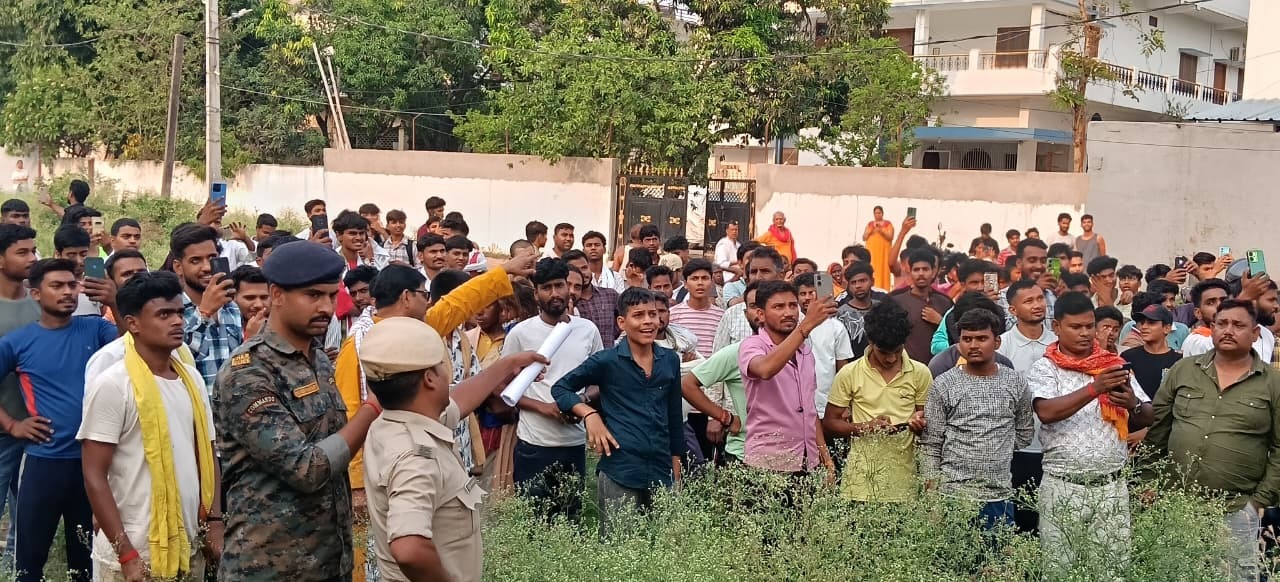 हाइवोल्टेज ड्रामा, प्रेमी से शादी की जिद पर मोबाइल टावर पर चढ़ी लड़की
