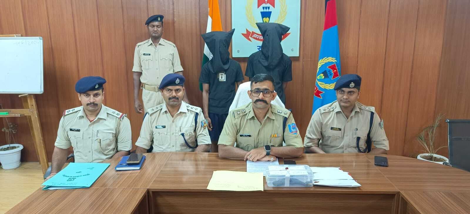 अफीम और पिस्टल के साथ तीन गिरफ्तार