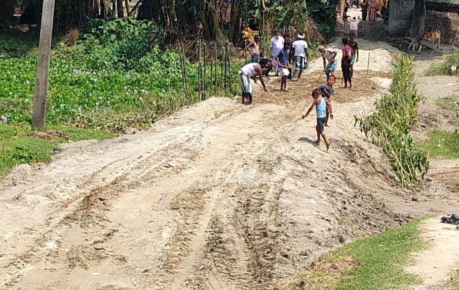 मारखीधार में ह्यूमपाइप देकर श्रमदान से ग्रामीणों ने बनाया चलने योग्य रास्ता